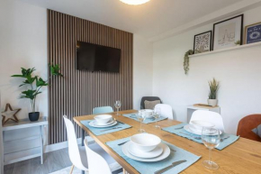 3,4 Bed 2 Bath w Parking, Long Stays Welcome in Caversham